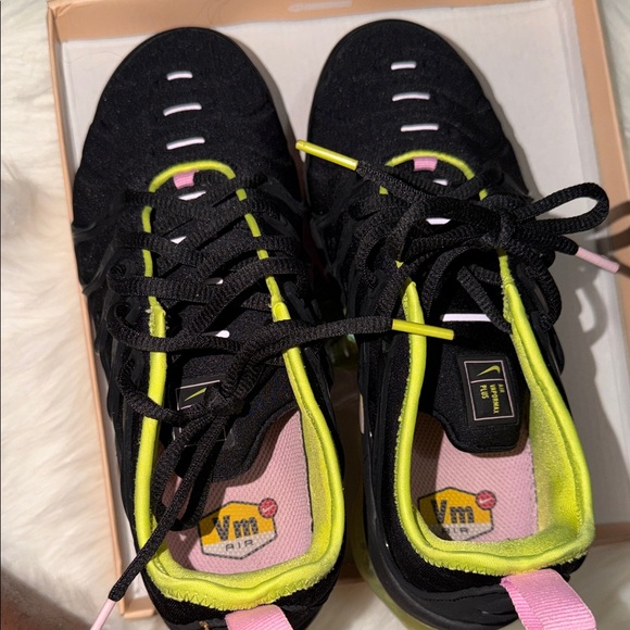 Nike Vapormax Plus size 7.5 Black and Pink - Picture 3 of 6